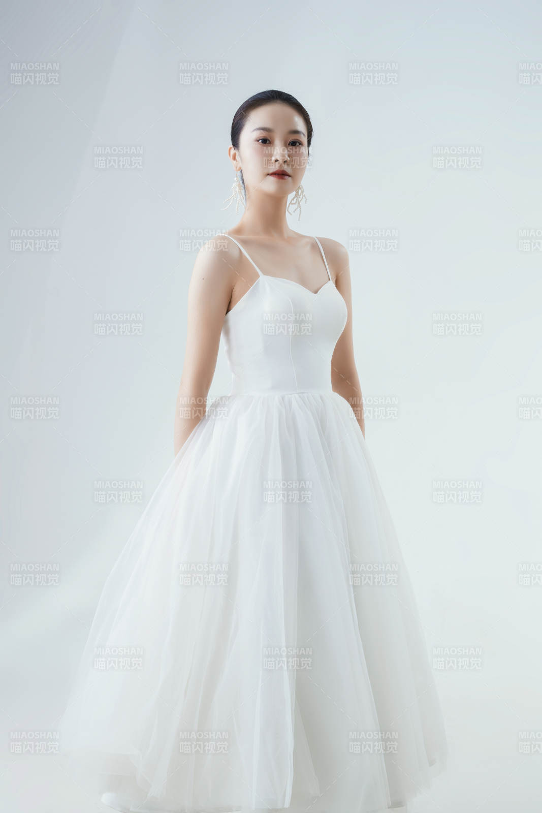 棚拍白色背景下的洁白婚纱新娘美妆图片