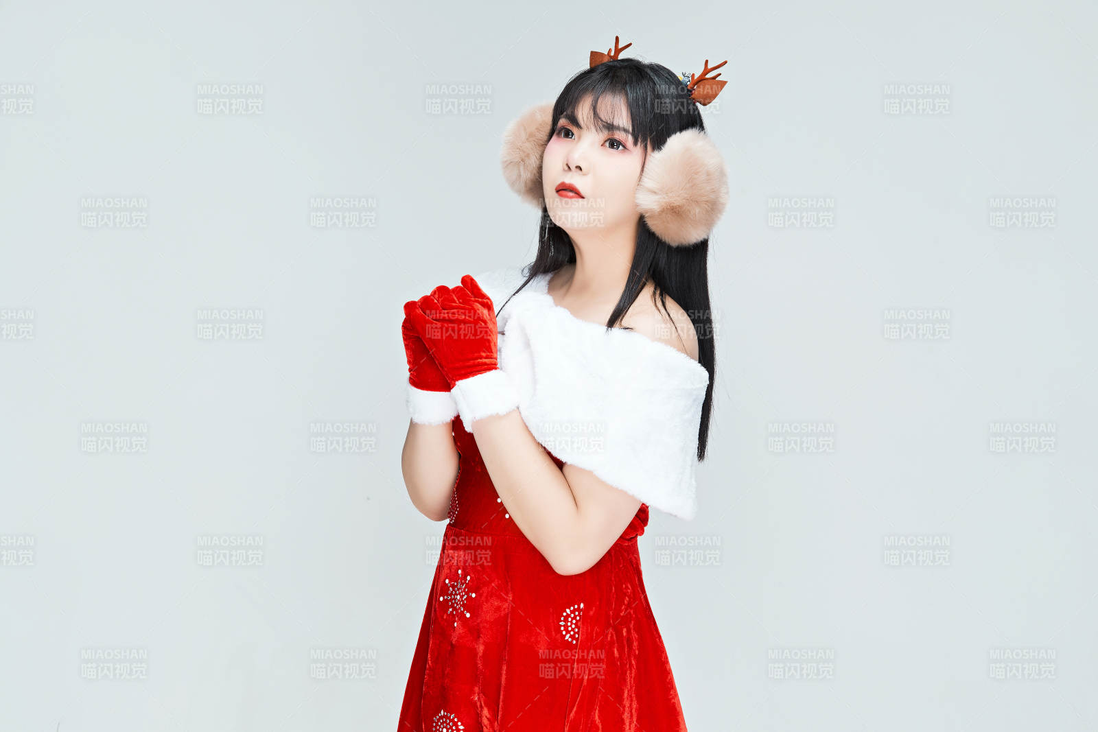 身穿圣诞服饰的性感可爱亚洲少女图片