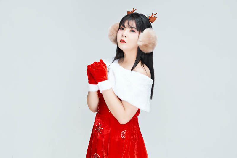 身穿圣诞服饰的性感可爱亚洲少女图片