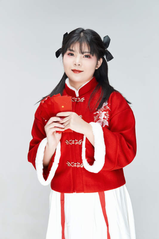 白色背景下身穿喜庆汉服手拿红包的可爱少女图片