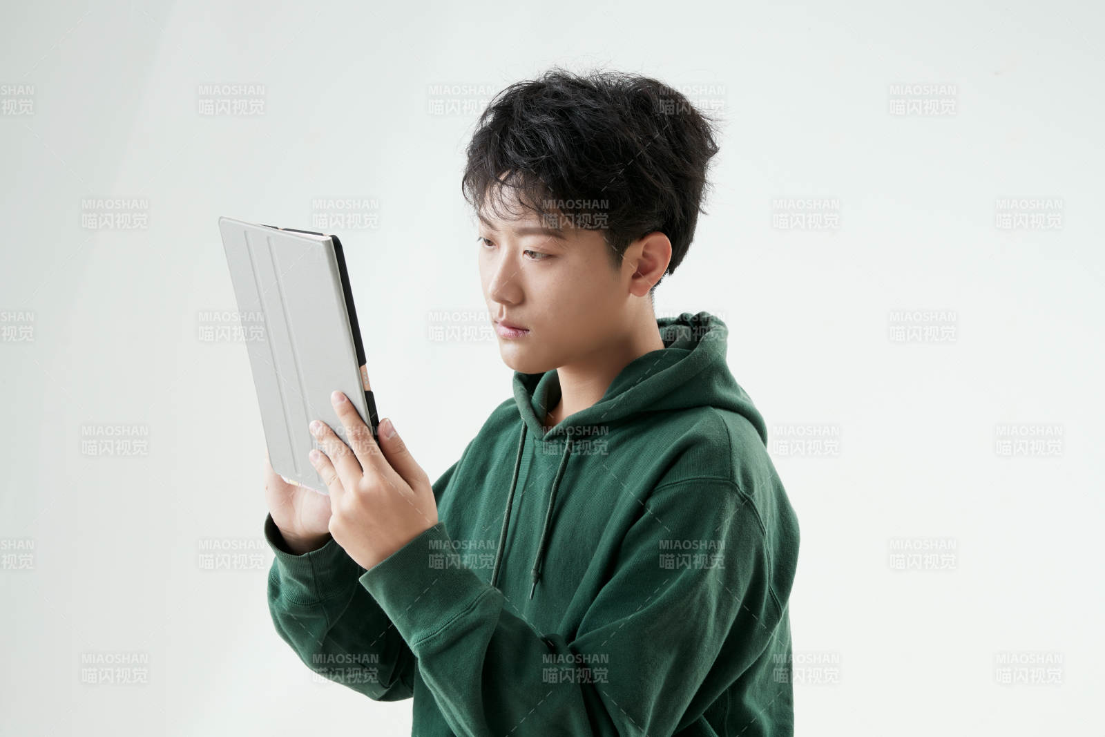 沉浸在网络恋爱世界的青年男子图片