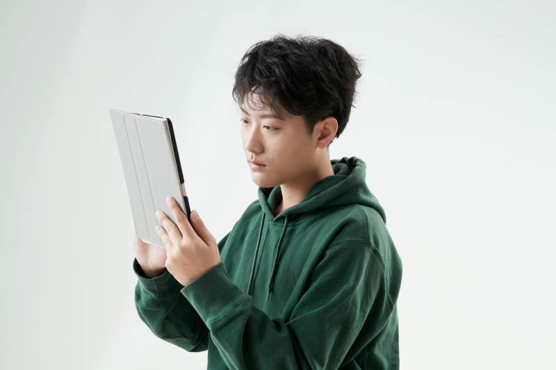 沉浸在网络恋爱世界的青年男子图片