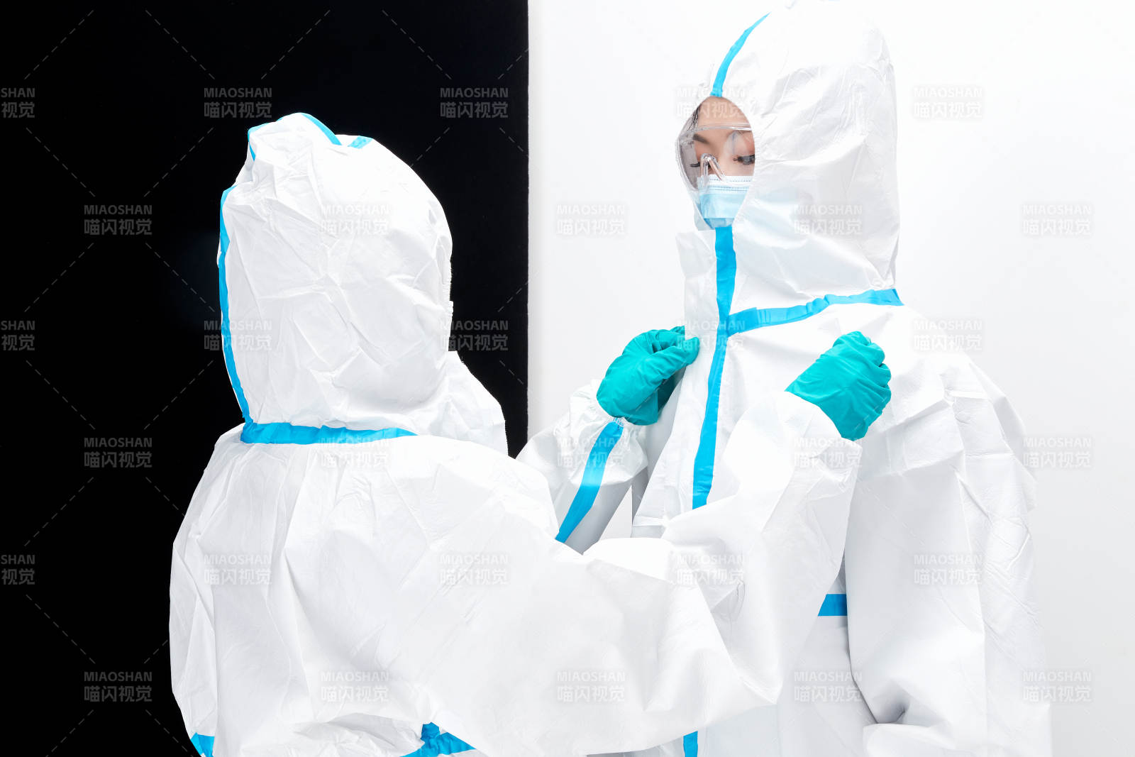 穿白色防护服佩戴护目镜口罩的防疫人员图片