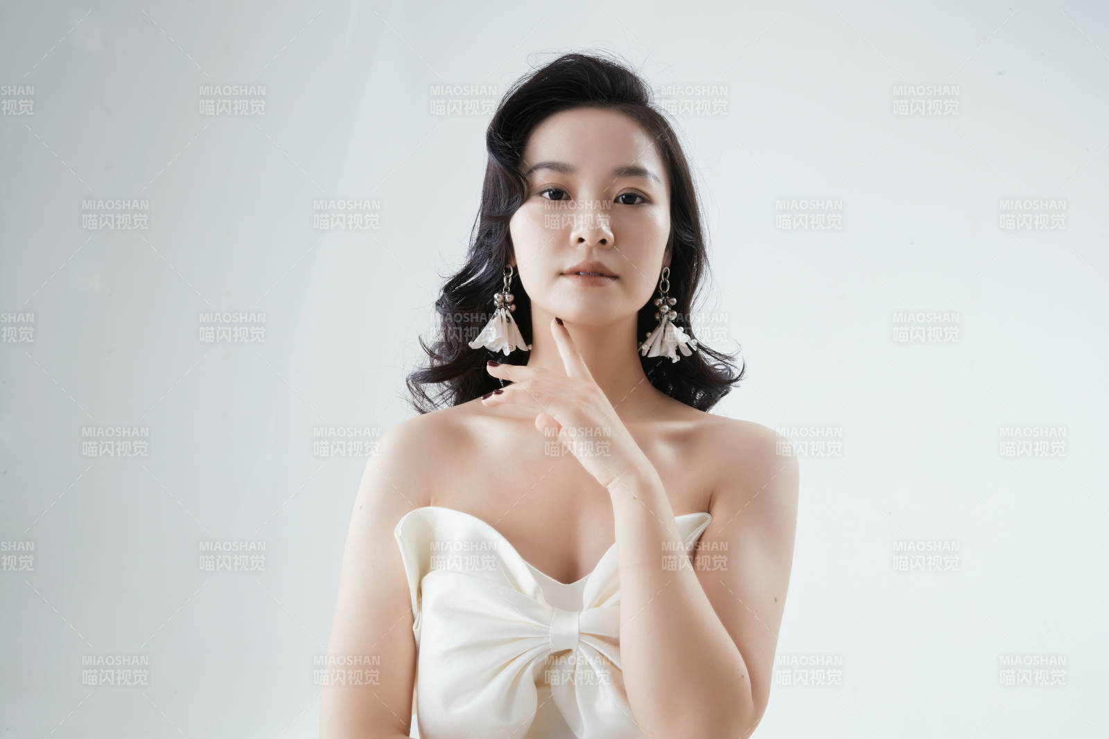 棚拍白色背景下的洁白婚纱新娘美妆图片