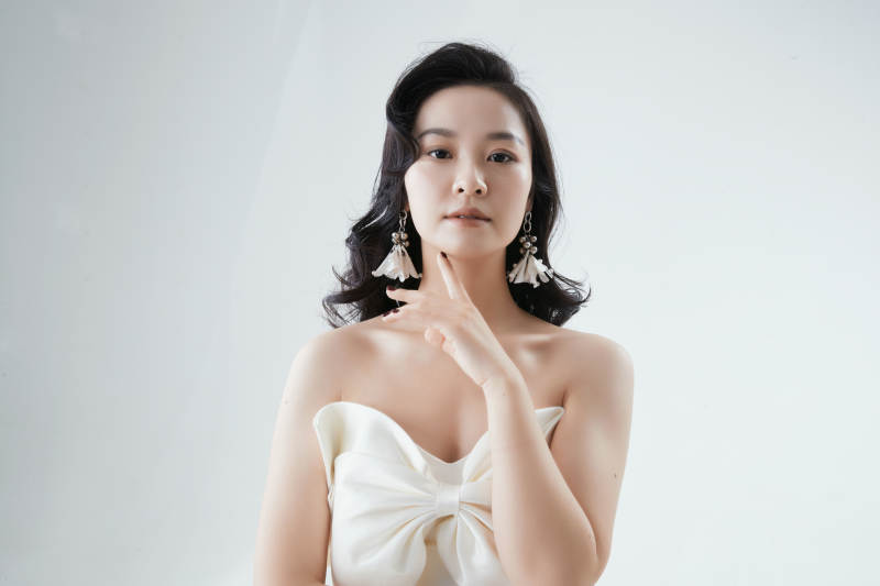 棚拍白色背景下的洁白婚纱新娘美妆图片