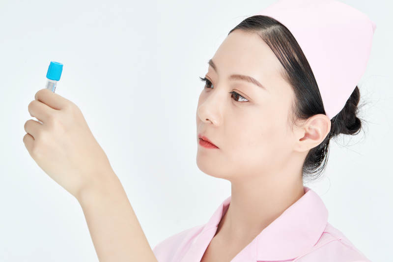 采集病例化验检测样本的外科手术医生图片