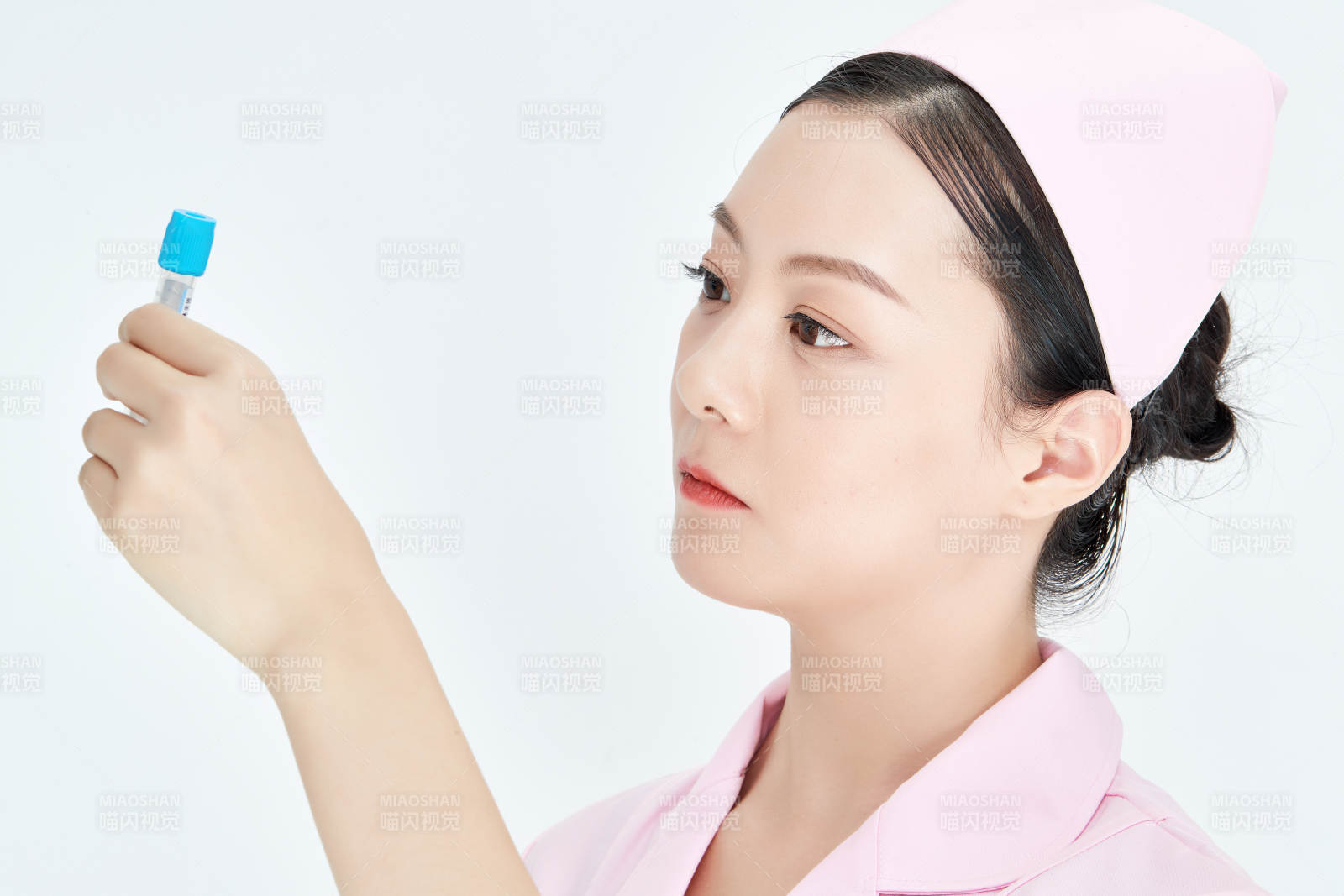 采集病例化验检测样本的外科手术医生图片