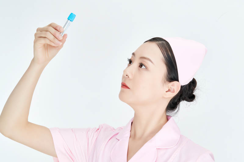 采集病例化验检测样本的外科手术医生图片