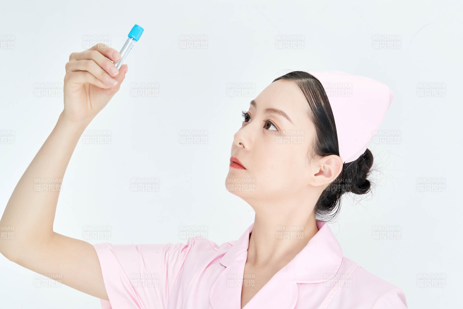 采集病例化验检测样本的外科手术医生图片