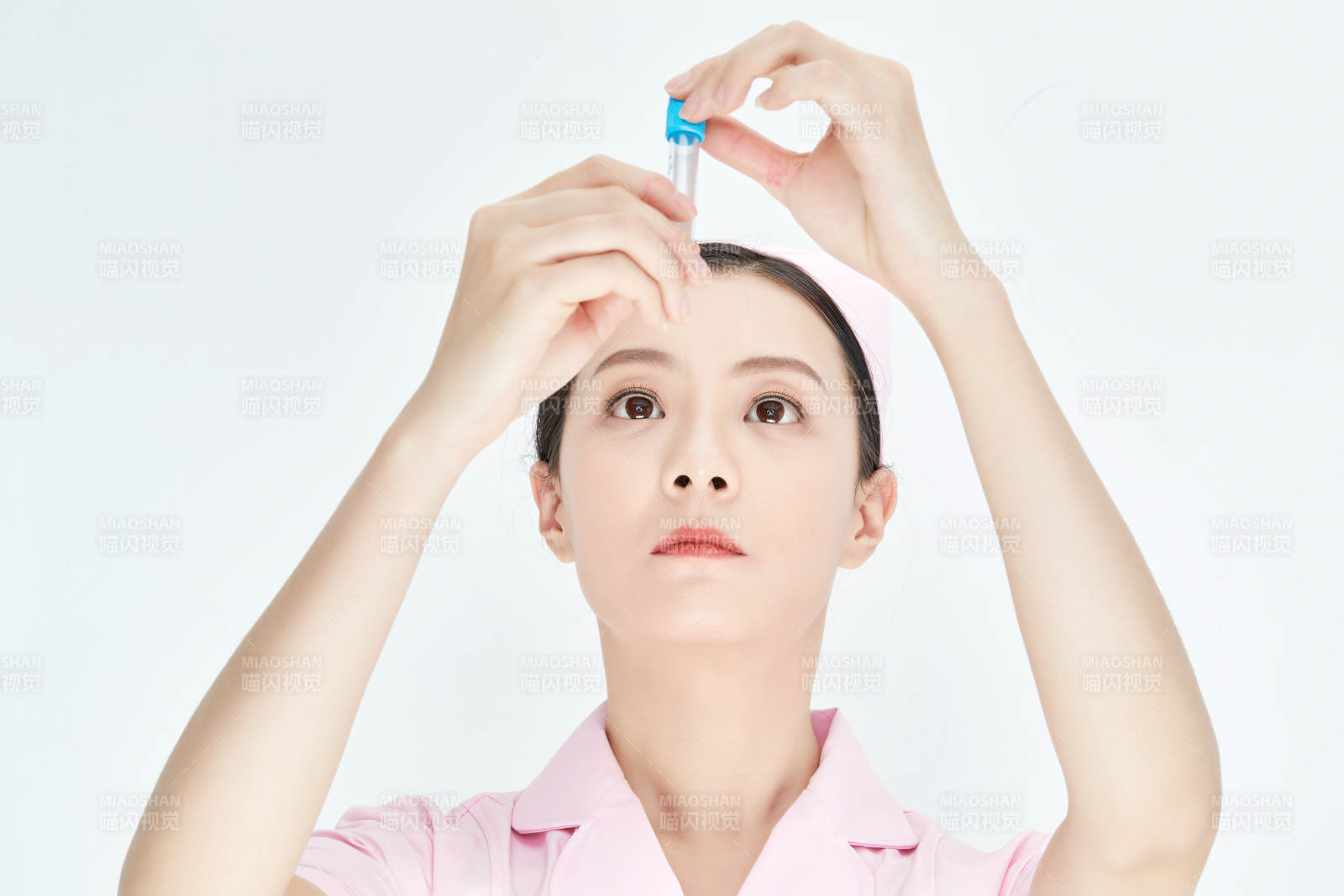 采集病例化验检测样本的外科手术医生图片