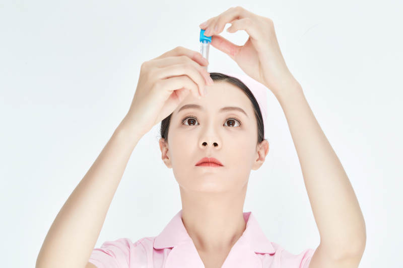 采集病例化验检测样本的外科手术医生图片