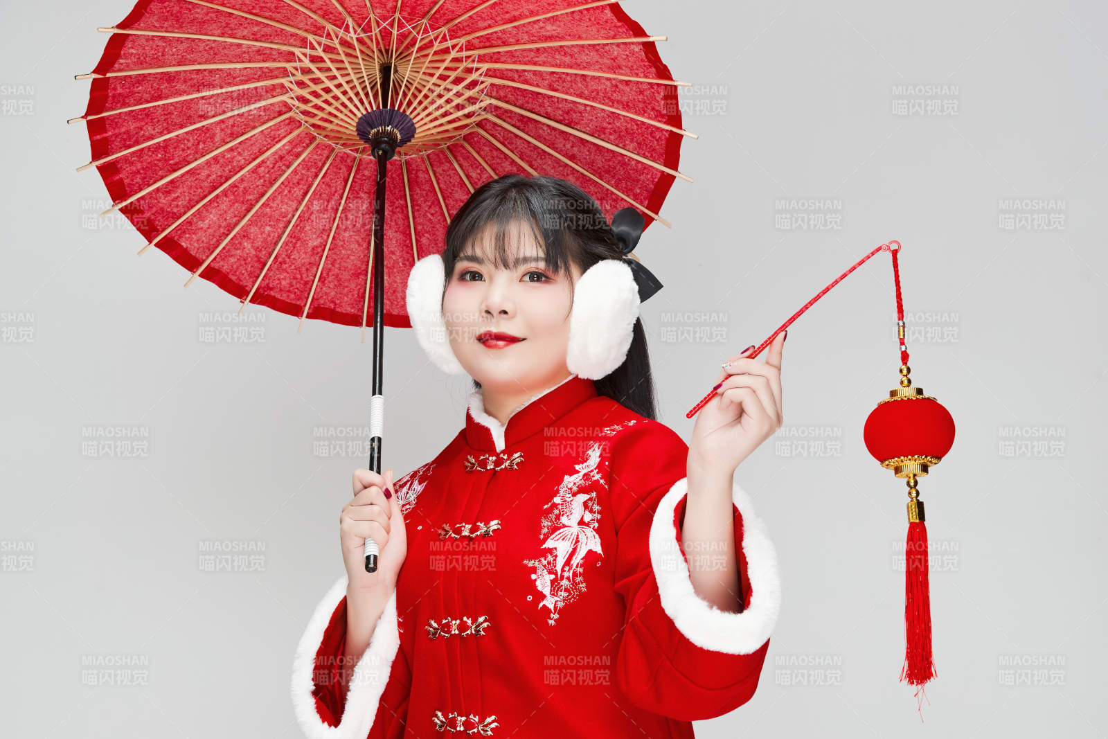 手打油纸伞手提红灯笼身穿喜庆汉服的可爱少女图片