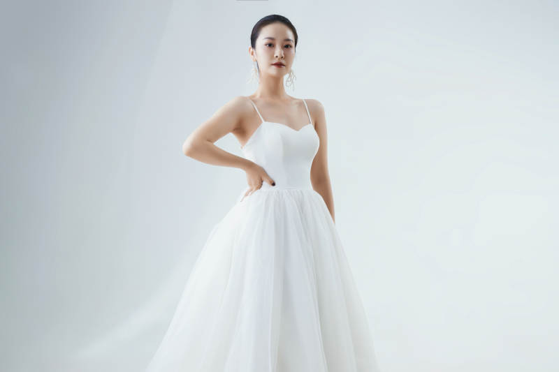 棚拍白色背景下的洁白婚纱新娘美妆图片