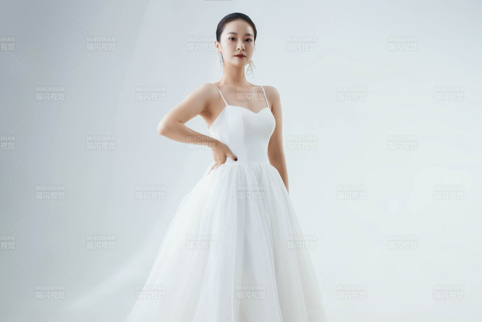 棚拍白色背景下的洁白婚纱新娘美妆图片