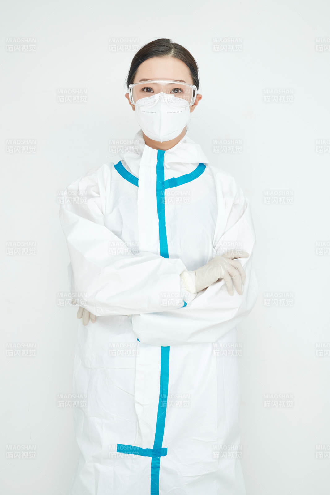 穿白色防护服佩戴护目镜口罩的女性医疗人员图片