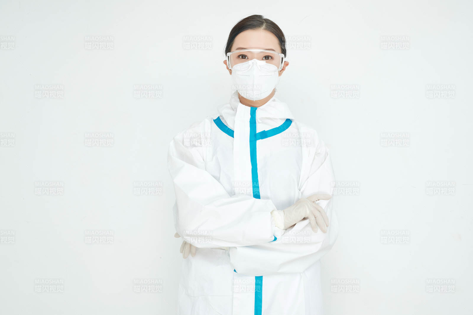 穿白色防护服佩戴护目镜口罩的女性医疗人员图片