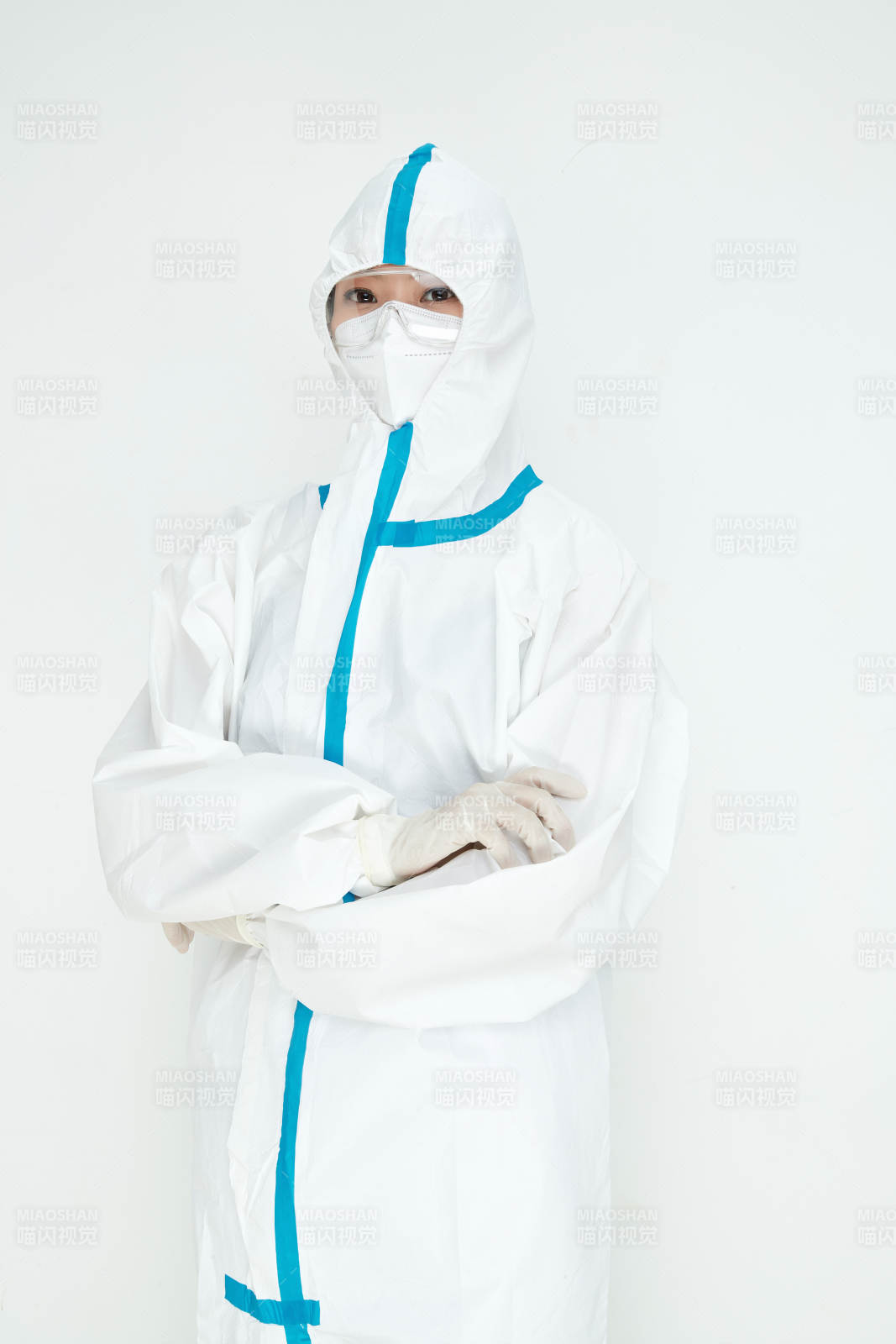 穿白色防护服佩戴护目镜口罩的女性医疗人员图片