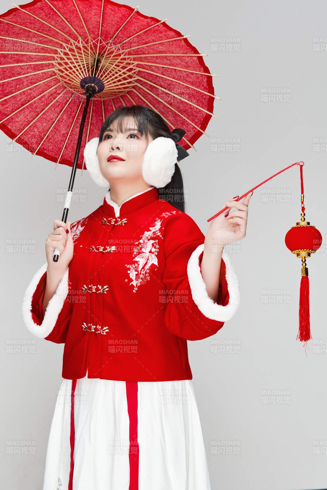 手打油纸伞手提红灯笼身穿喜庆汉服的可爱少女图片