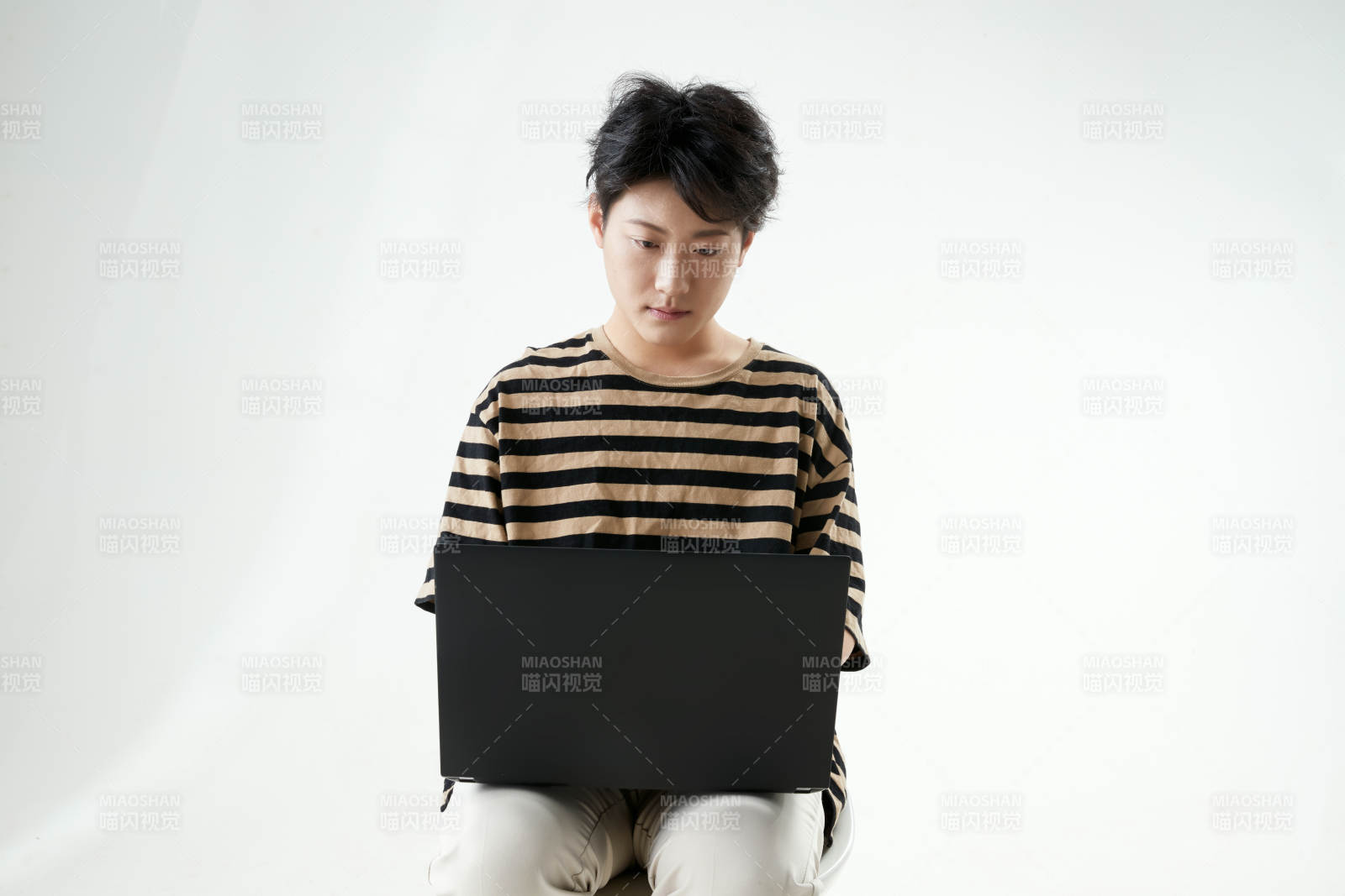 沉浸在网络恋爱世界的青年男子图片