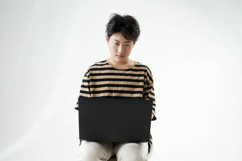 沉浸在网络恋爱世界的青年男子图片