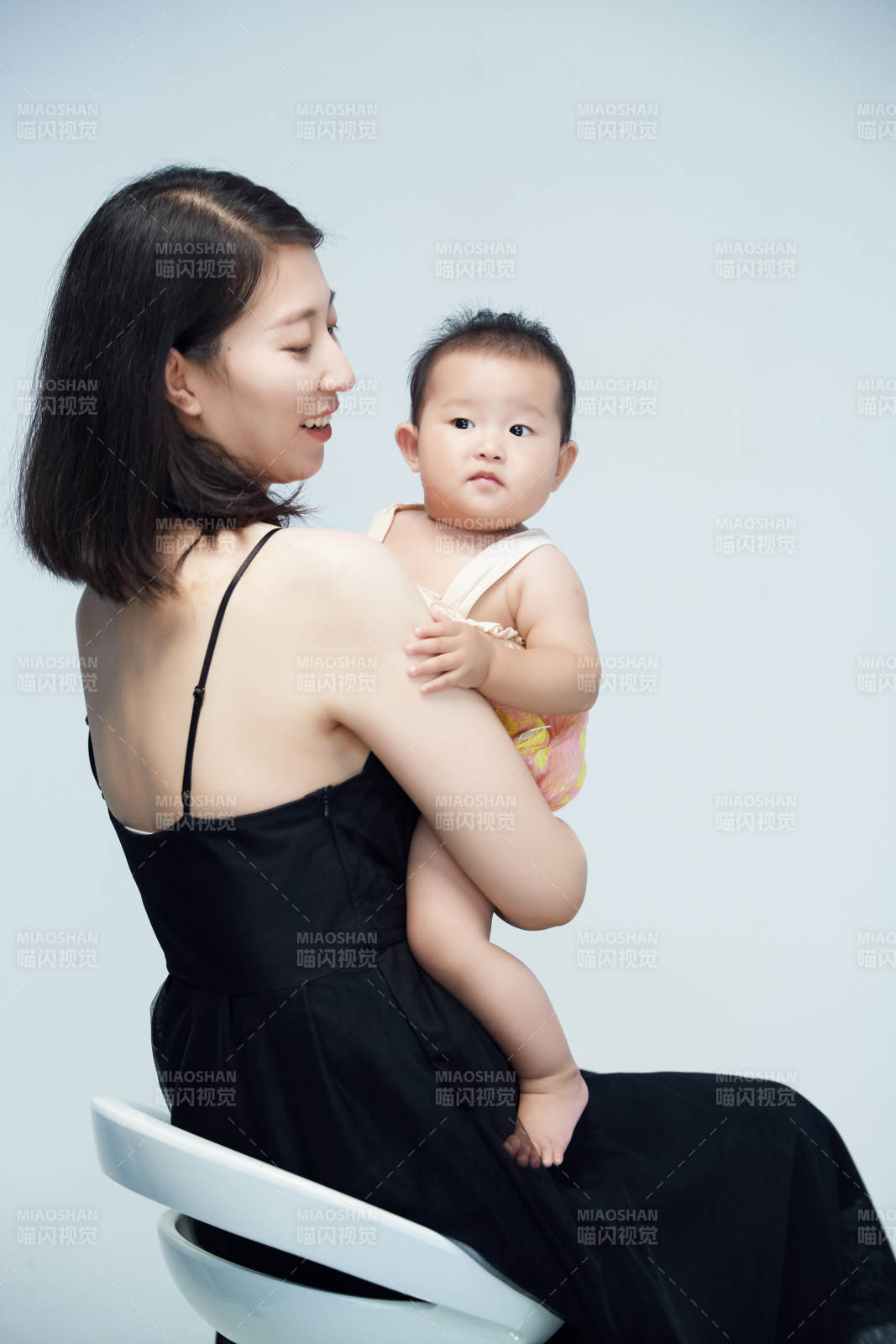 妈妈陪伴宝宝快乐的玩耍图片