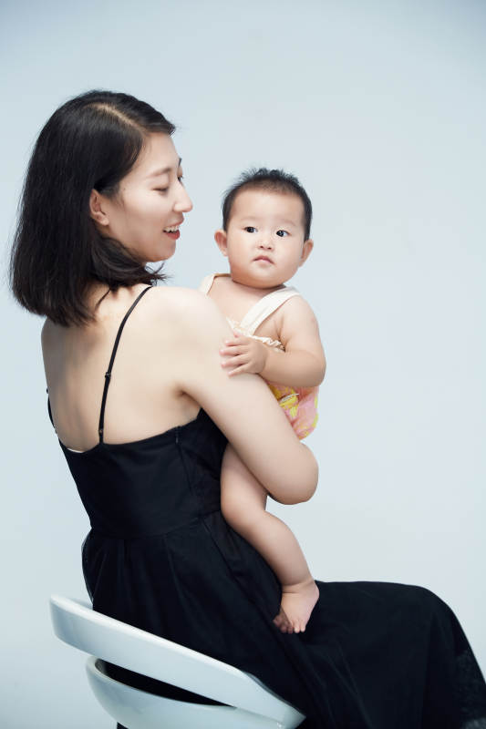 妈妈陪伴宝宝快乐的玩耍图片