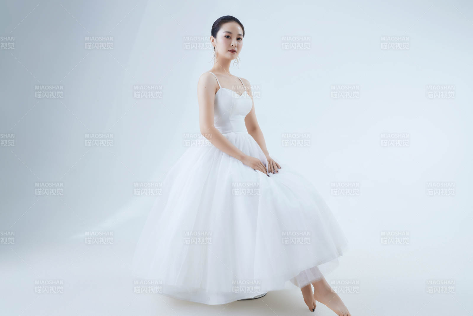 棚拍白色背景下的洁白婚纱新娘美妆图片