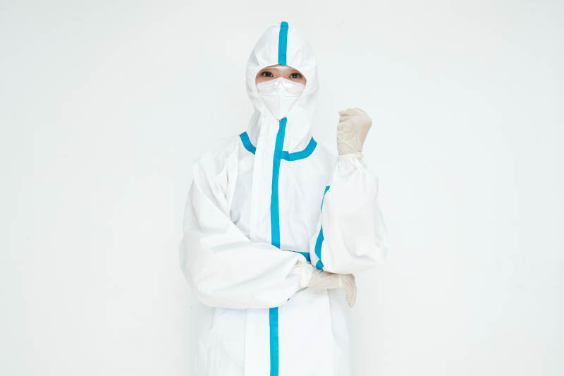 穿白色防护服佩戴护目镜口罩的女性医疗人员图片