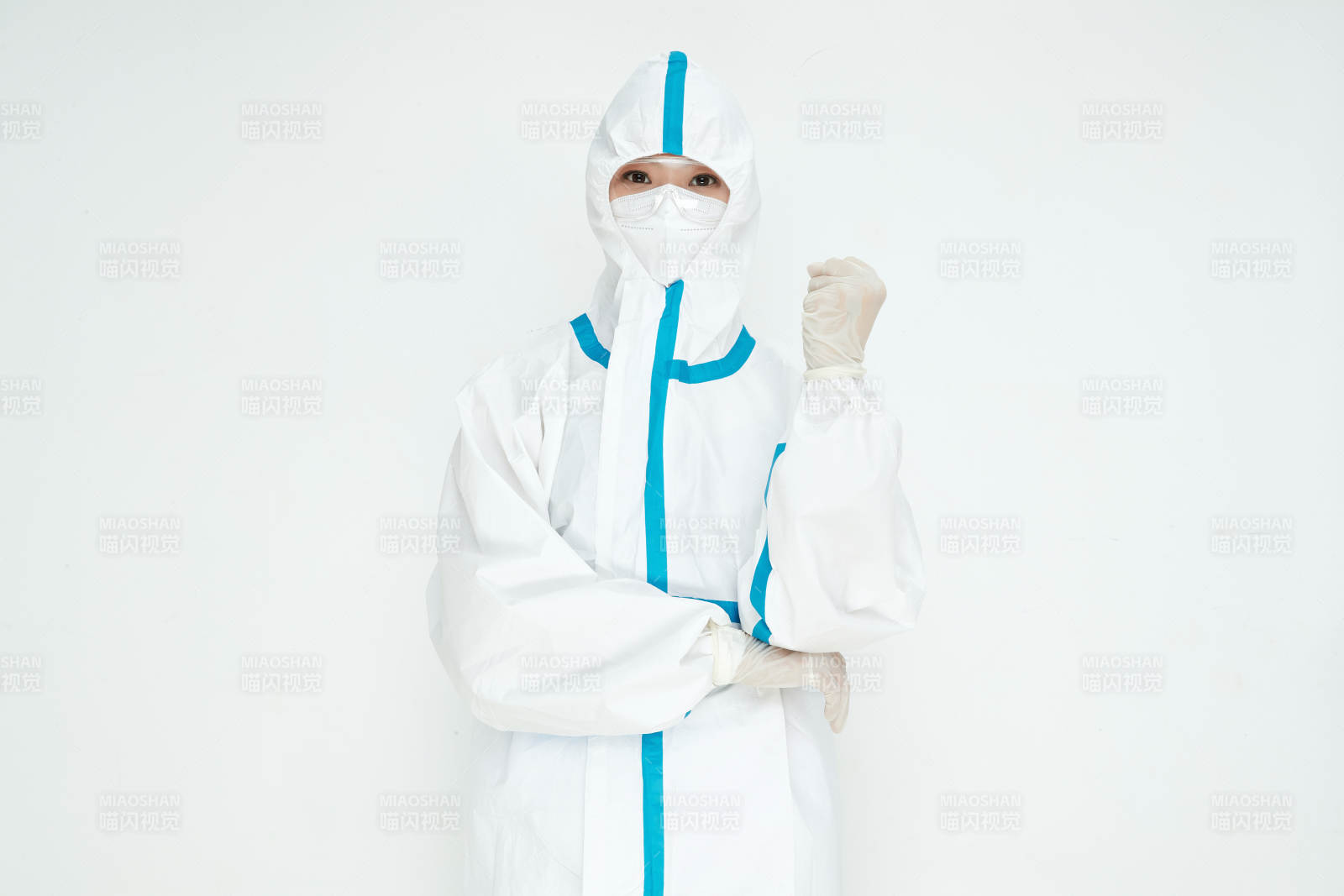 穿白色防护服佩戴护目镜口罩的女性医疗人员图片