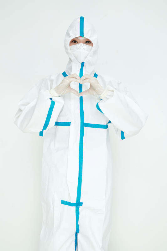 穿白色防护服佩戴护目镜口罩的女性医疗人员图片