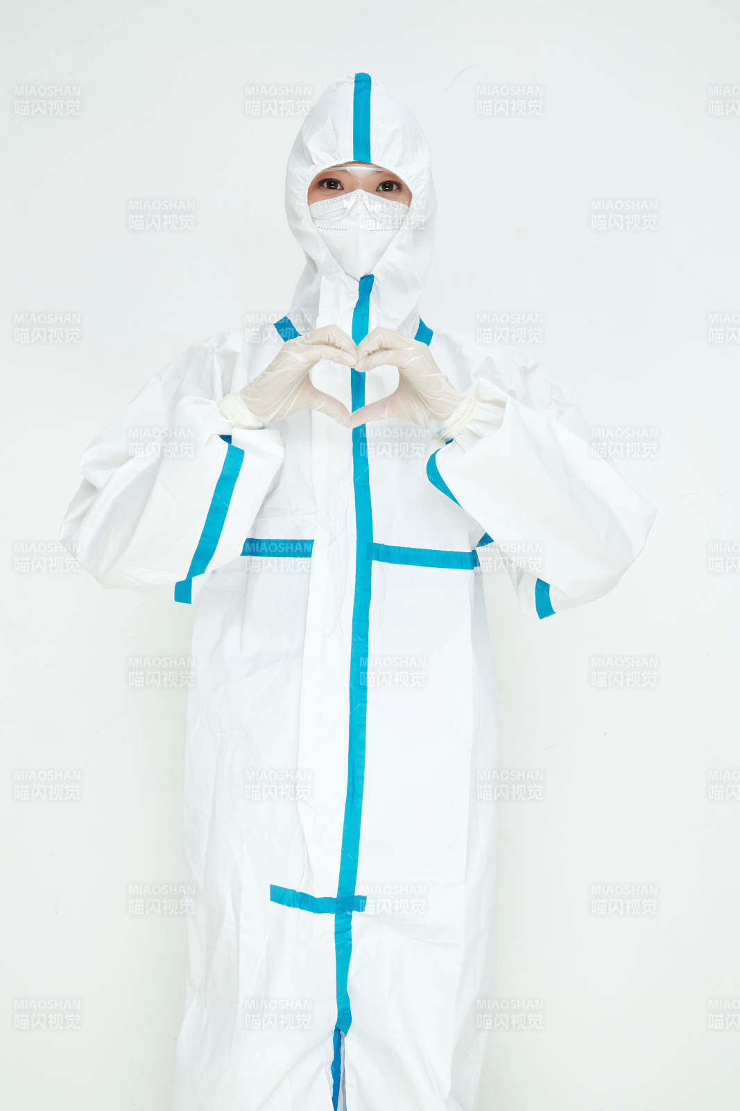 穿白色防护服佩戴护目镜口罩的女性医疗人员图片