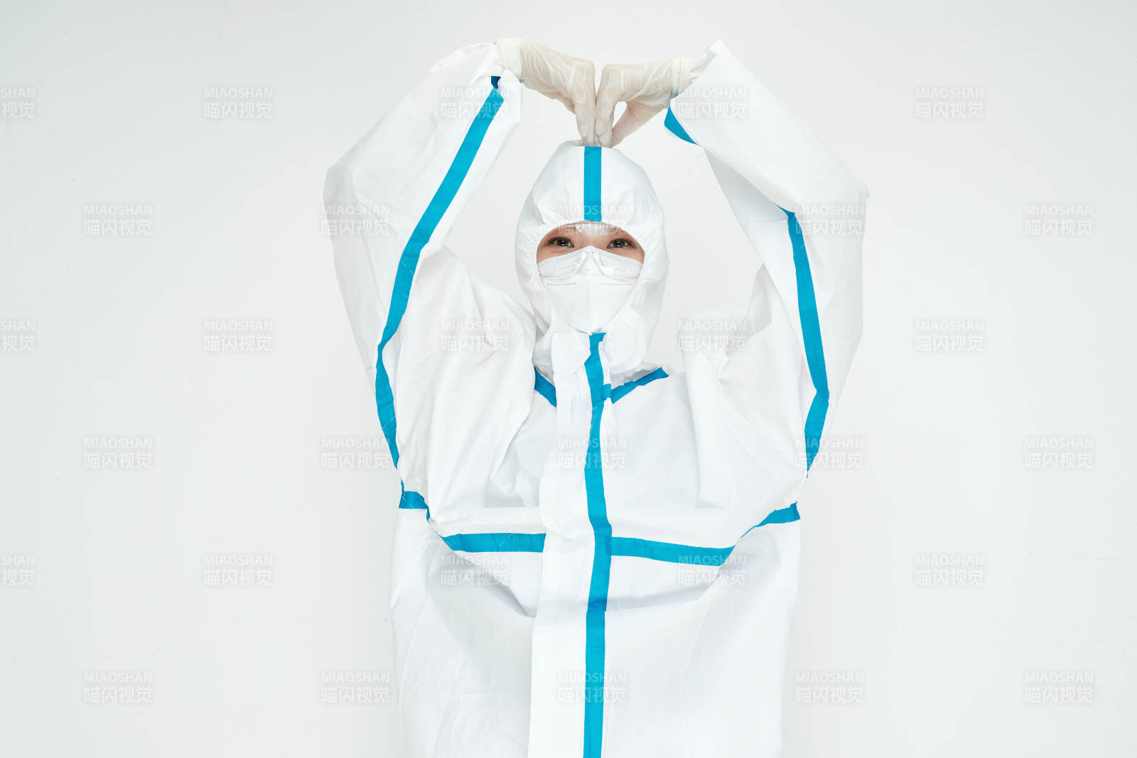 穿白色防护服佩戴护目镜口罩的女性医疗人员图片