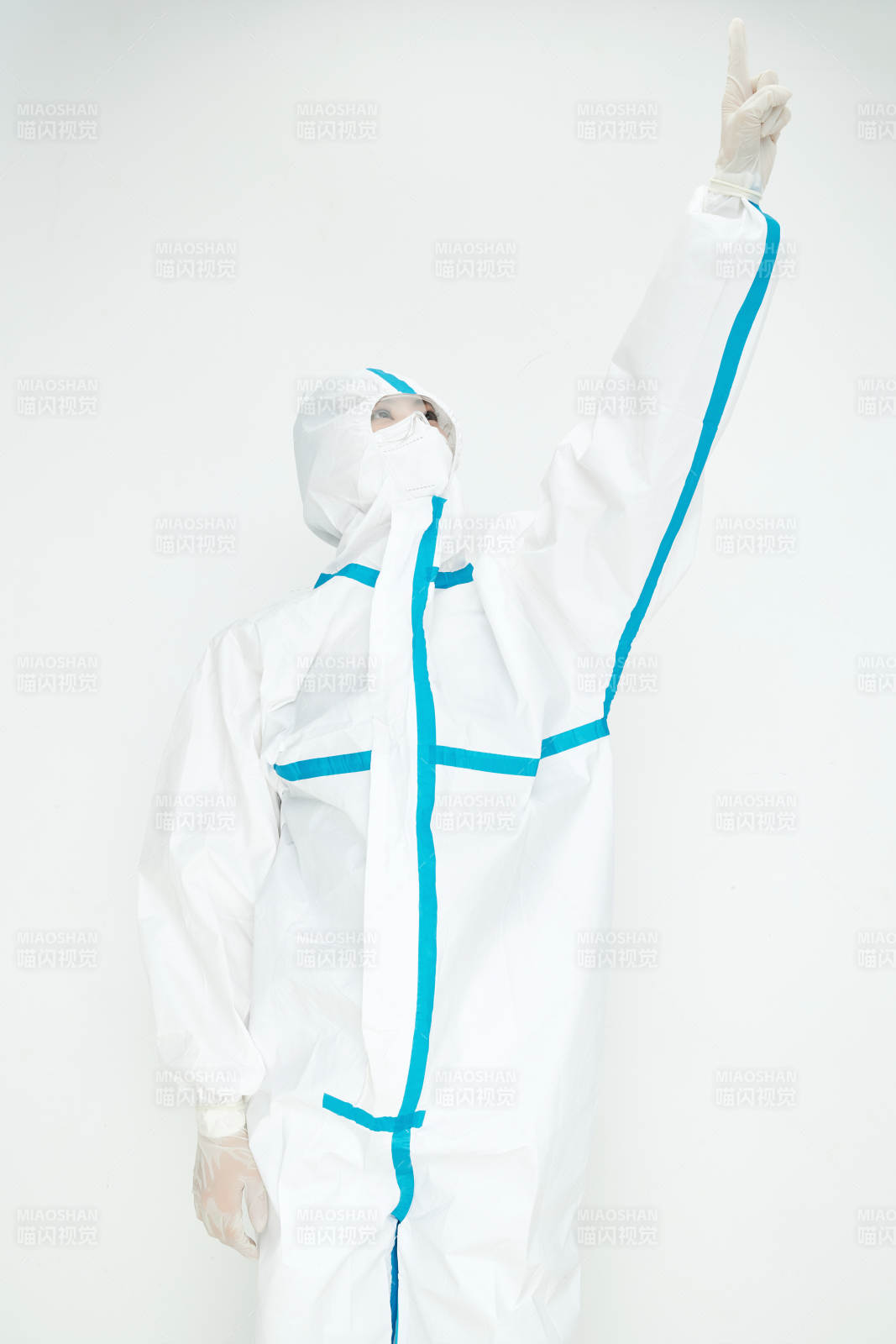 穿白色防护服佩戴护目镜口罩的女性医疗人员图片