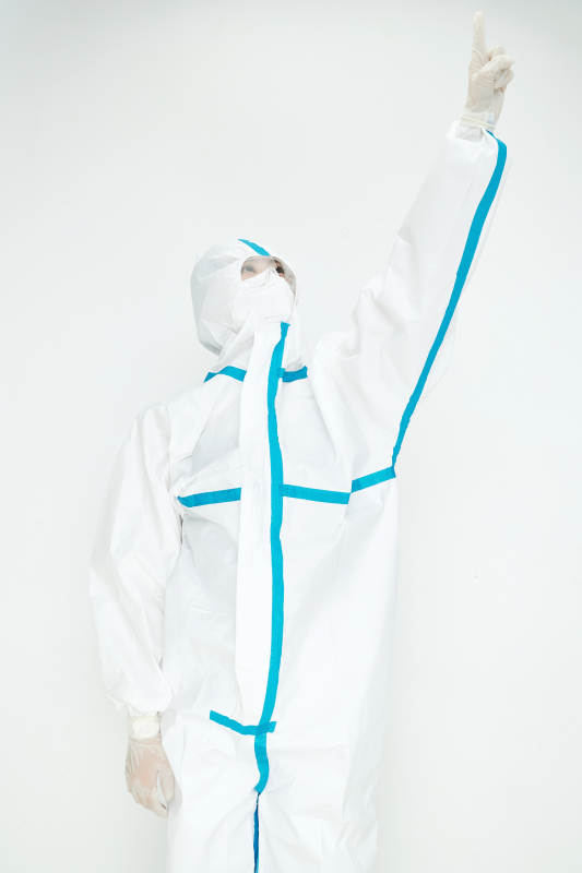 穿白色防护服佩戴护目镜口罩的女性医疗人员图片