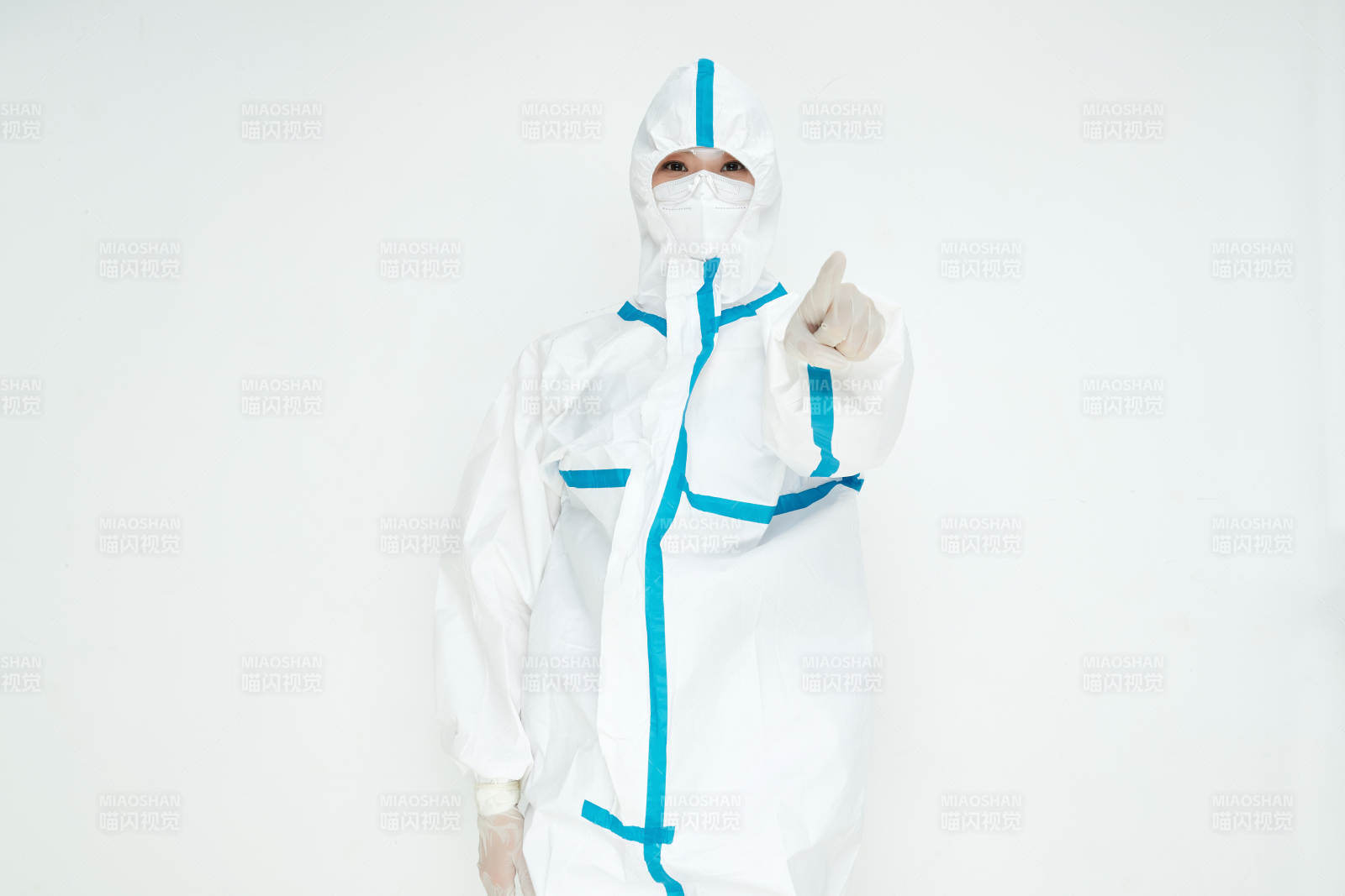 穿白色防护服佩戴护目镜口罩的女性医疗人员图片