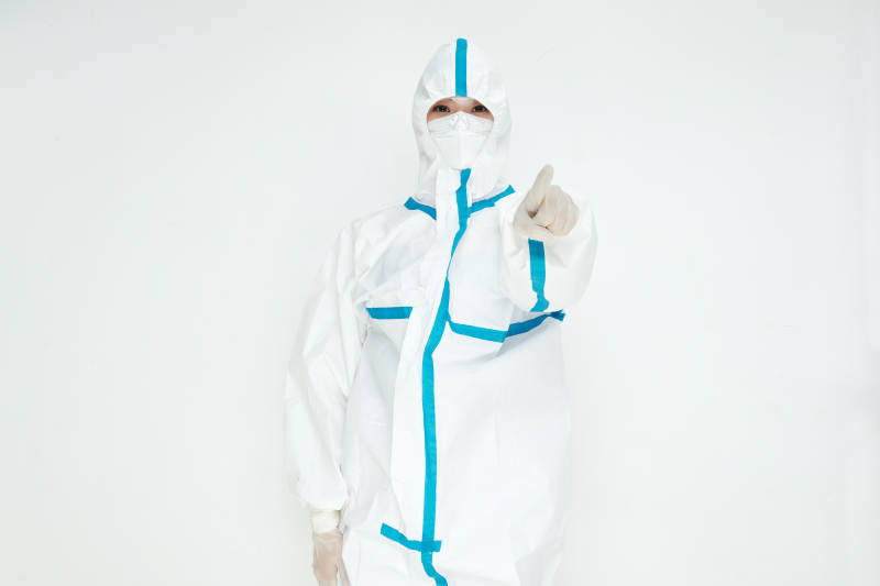 穿白色防护服佩戴护目镜口罩的女性医疗人员图片