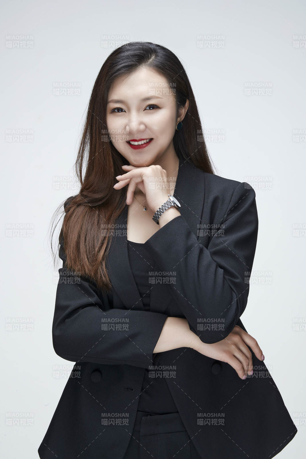 影棚拍摄白色背景亚洲年轻女性商务人像图片