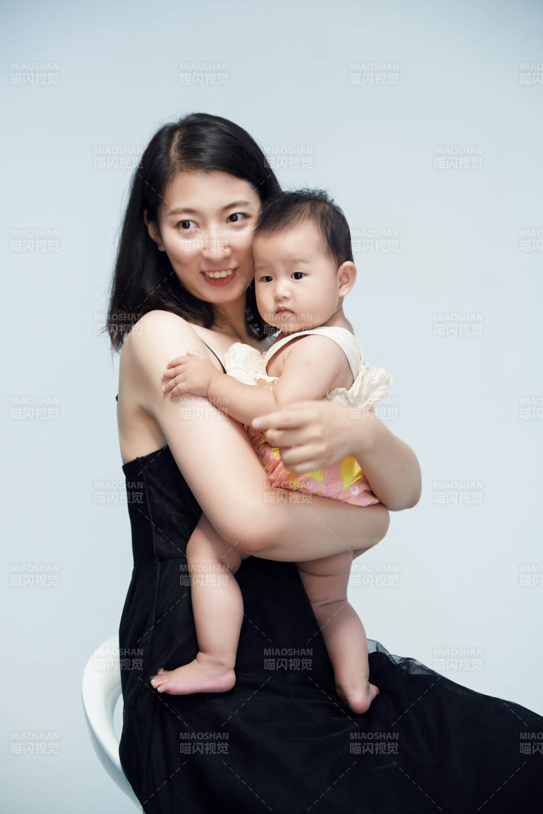妈妈陪伴宝宝快乐的玩耍图片