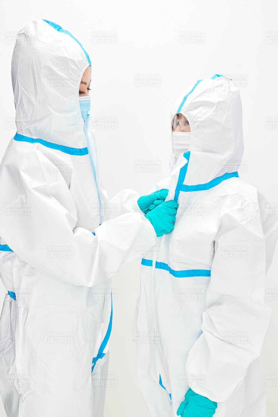 穿白色防护服佩戴护目镜口罩的防疫人员图片