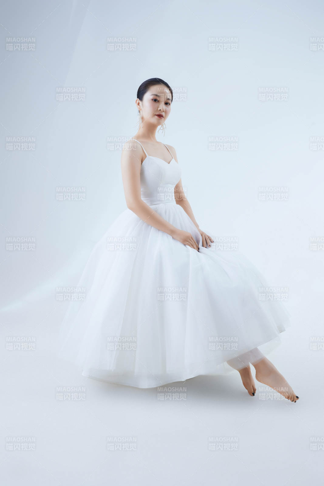 棚拍白色背景下的洁白婚纱新娘美妆图片