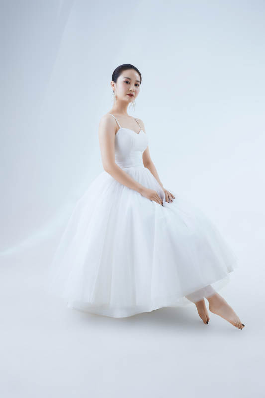 棚拍白色背景下的洁白婚纱新娘美妆图片