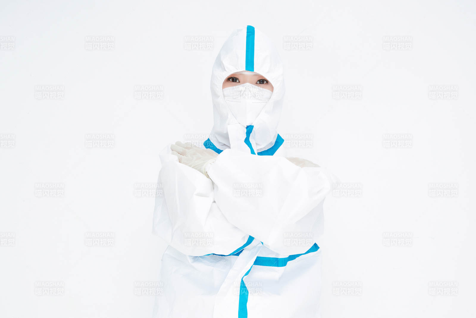 穿白色防护服佩戴护目镜口罩的女性医疗人员图片