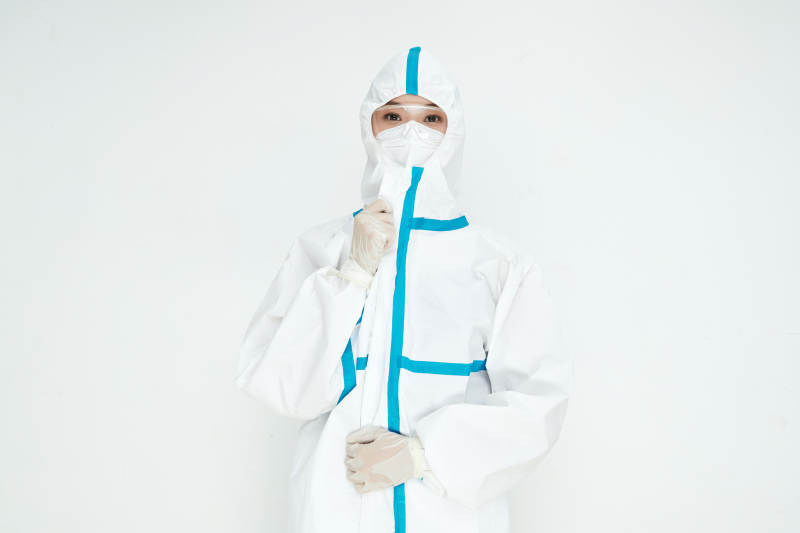 穿白色防护服佩戴护目镜口罩的女性医疗人员图片