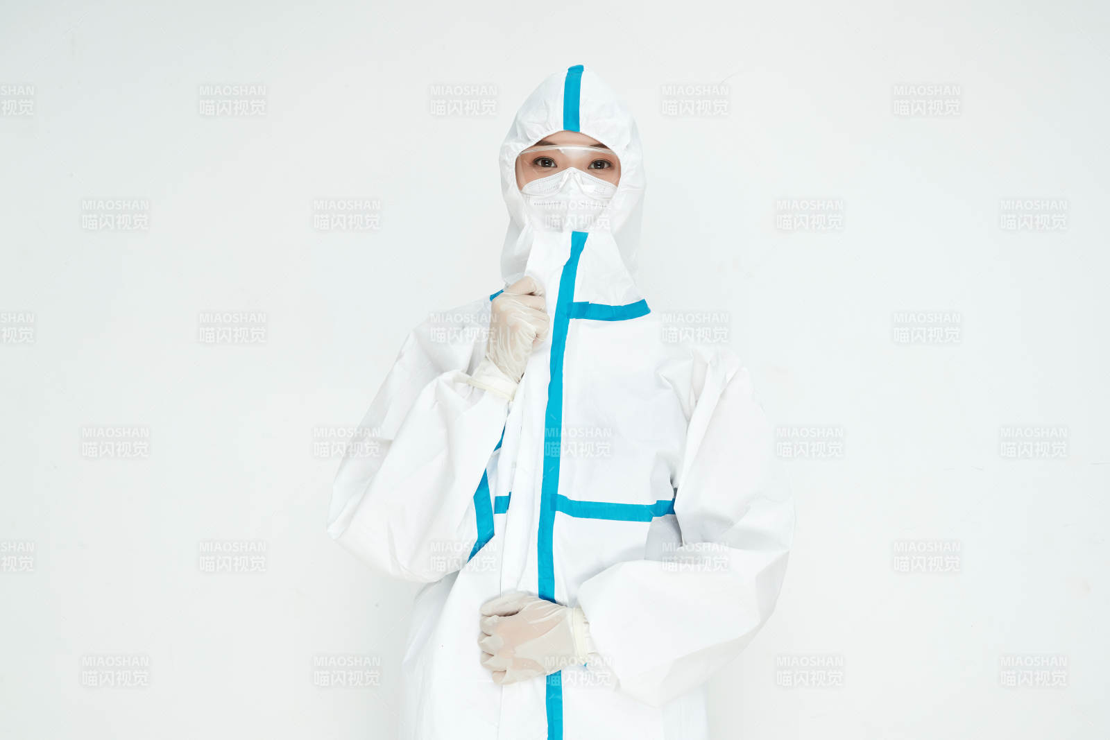 穿白色防护服佩戴护目镜口罩的女性医疗人员图片