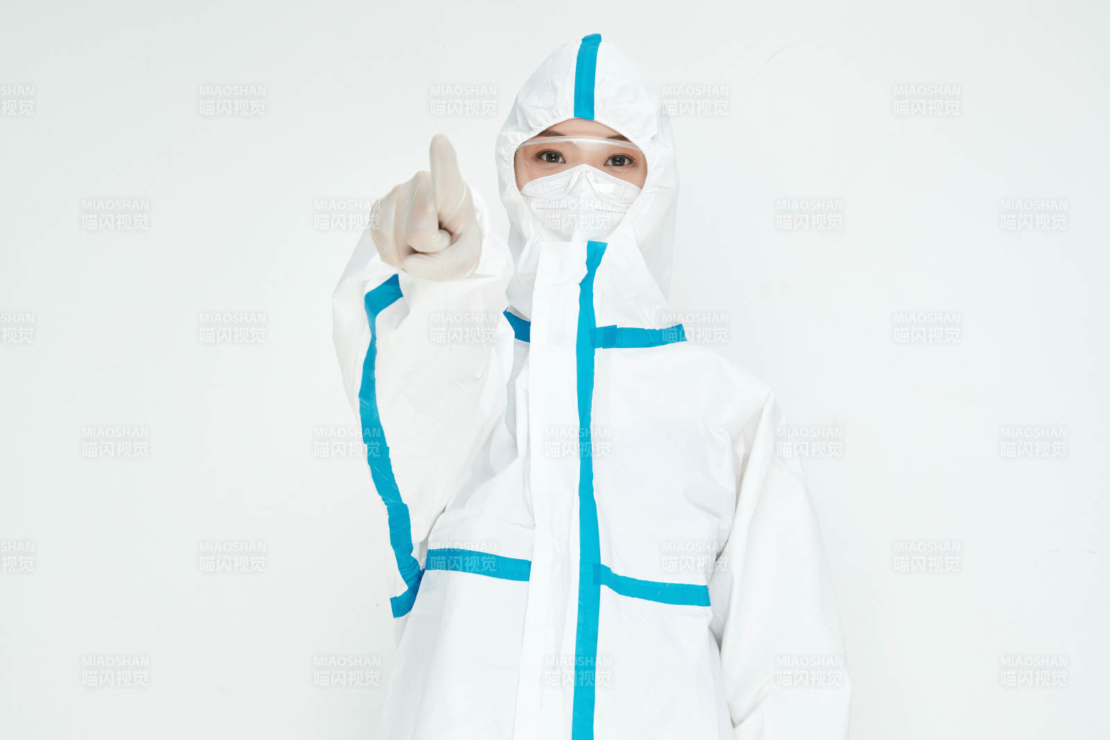 穿白色防护服佩戴护目镜口罩的女性医疗人员图片