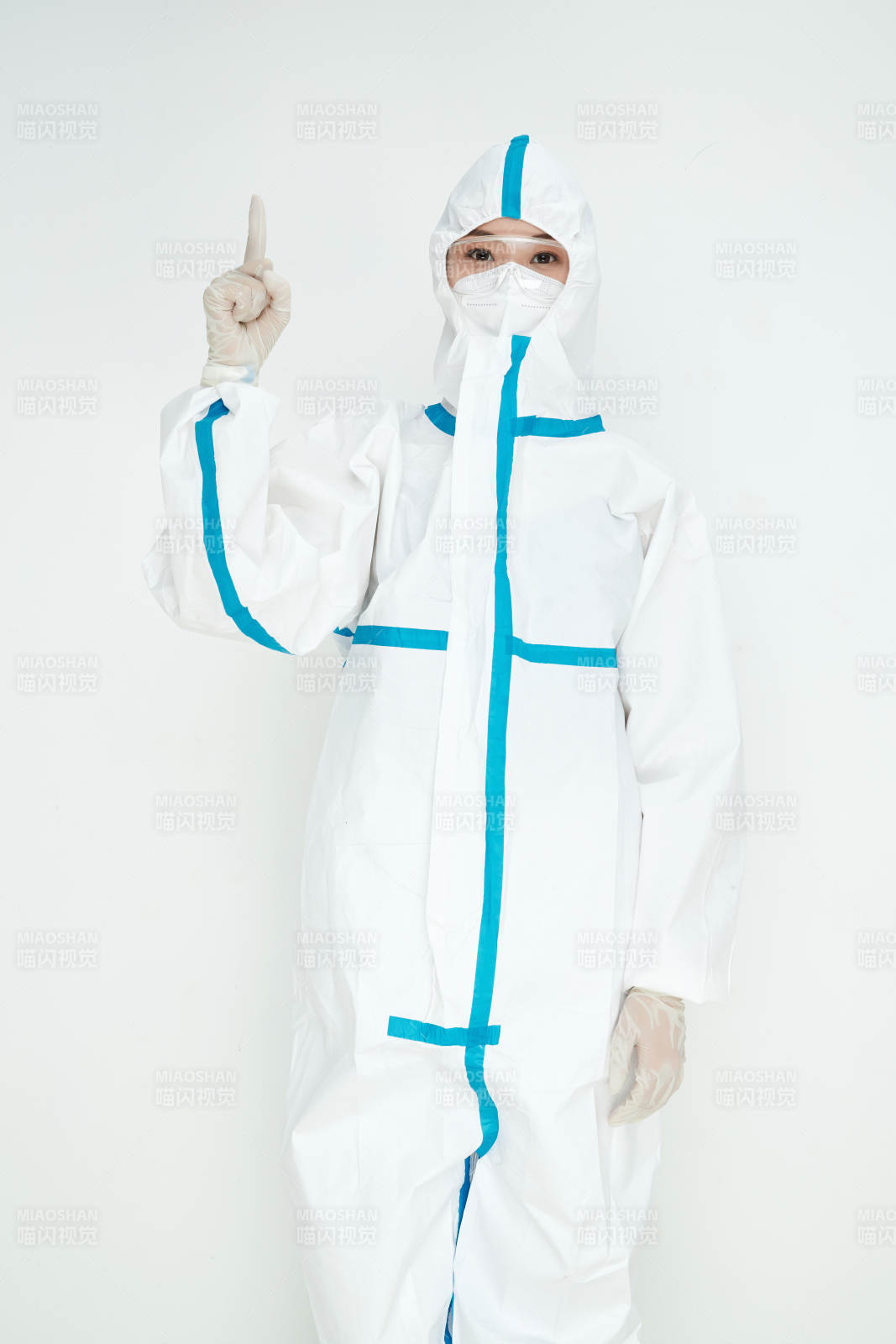 穿白色防护服佩戴护目镜口罩的女性医疗人员图片