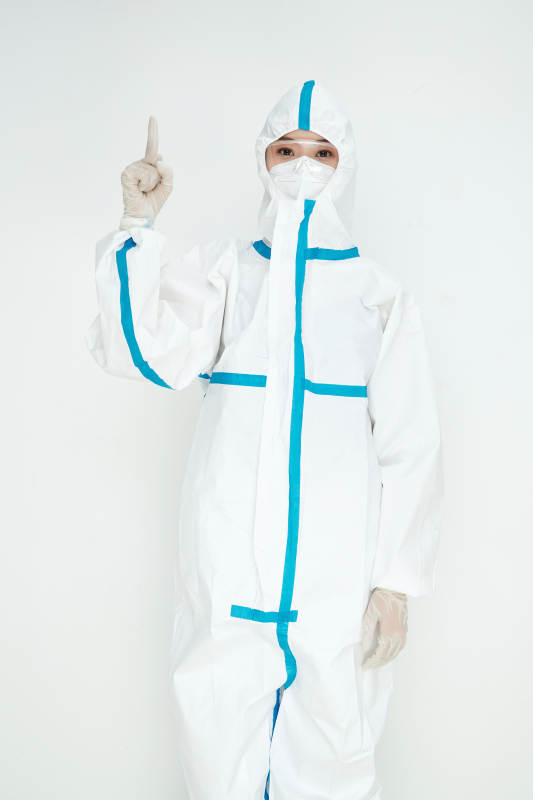 穿白色防护服佩戴护目镜口罩的女性医疗人员图片