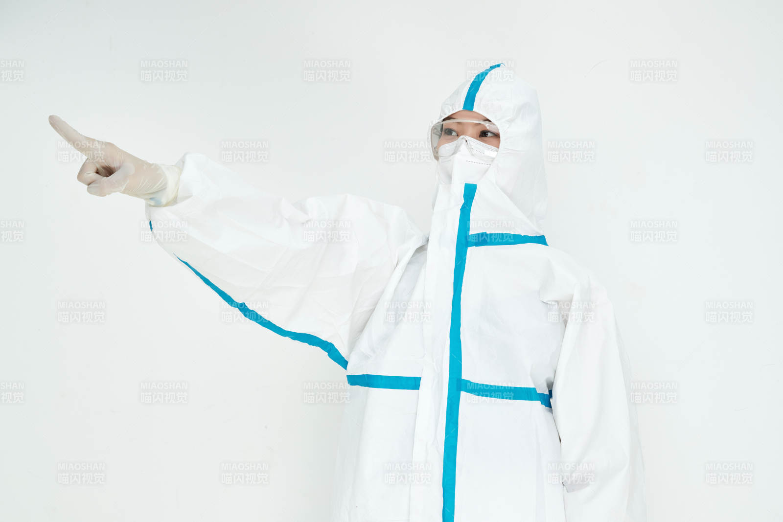 穿白色防护服佩戴护目镜口罩的女性医疗人员图片