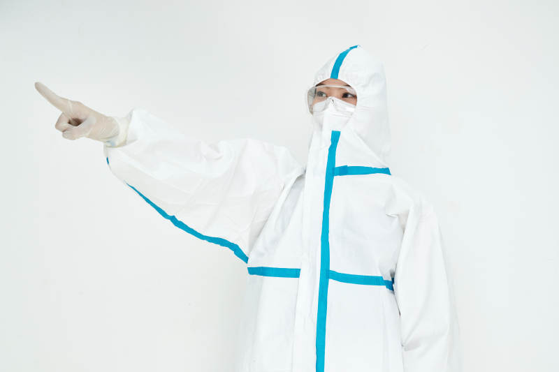 穿白色防护服佩戴护目镜口罩的女性医疗人员图片