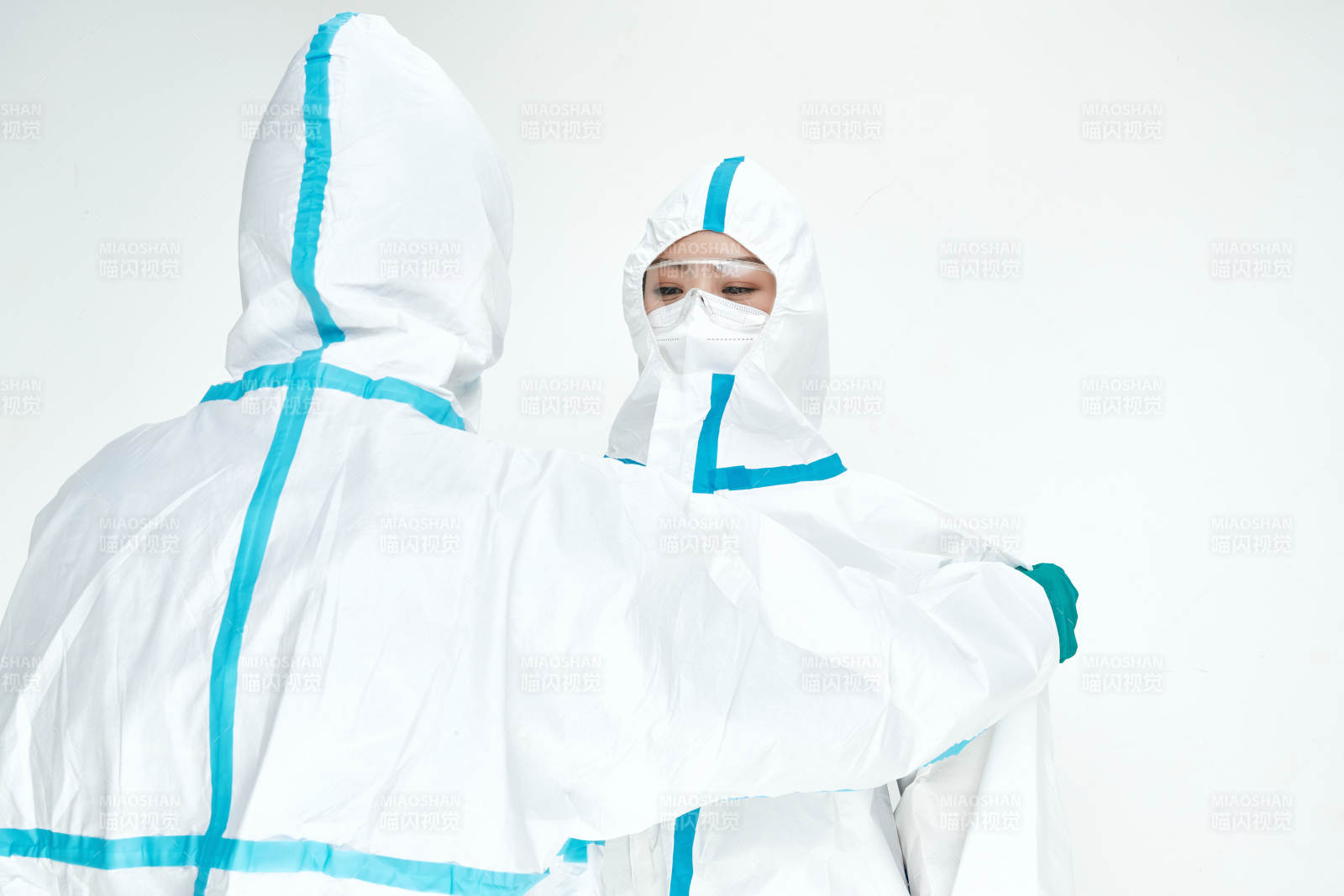 穿白色防护服佩戴护目镜口罩的女性医疗人员图片